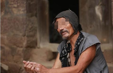 乞丐雨夜无人理, 男子送他一把雨伞, 3年后乞丐送他20万他只收10元