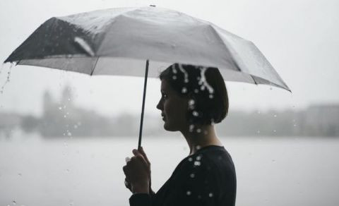 打伞的女人