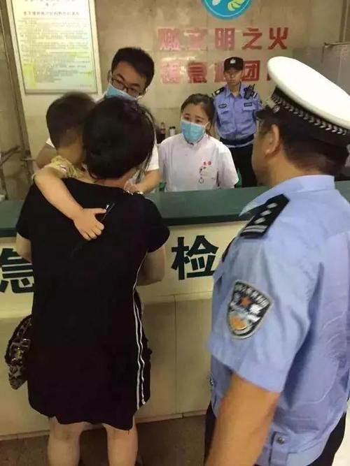 胶州湾高速交警大队民警帮忙把被蜱虫咬伤的儿童紧急送往医院治疗